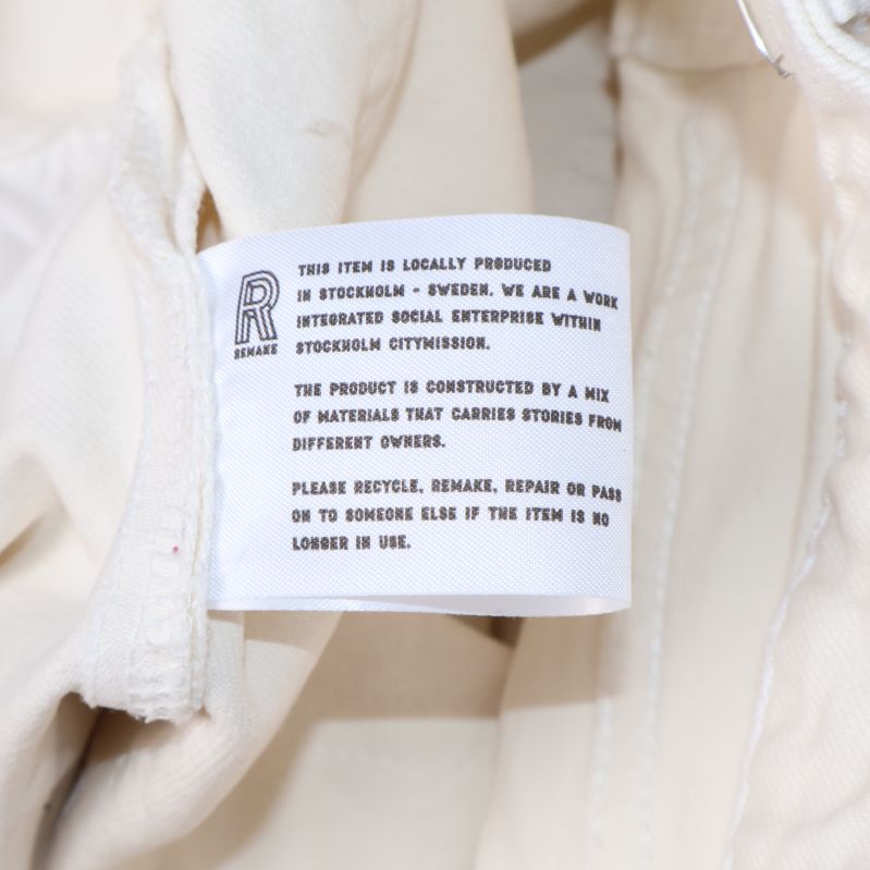 Informationstagg insida av shorts