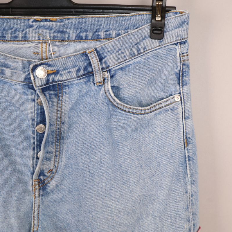 Närbild av jeansdetaljer och fickor