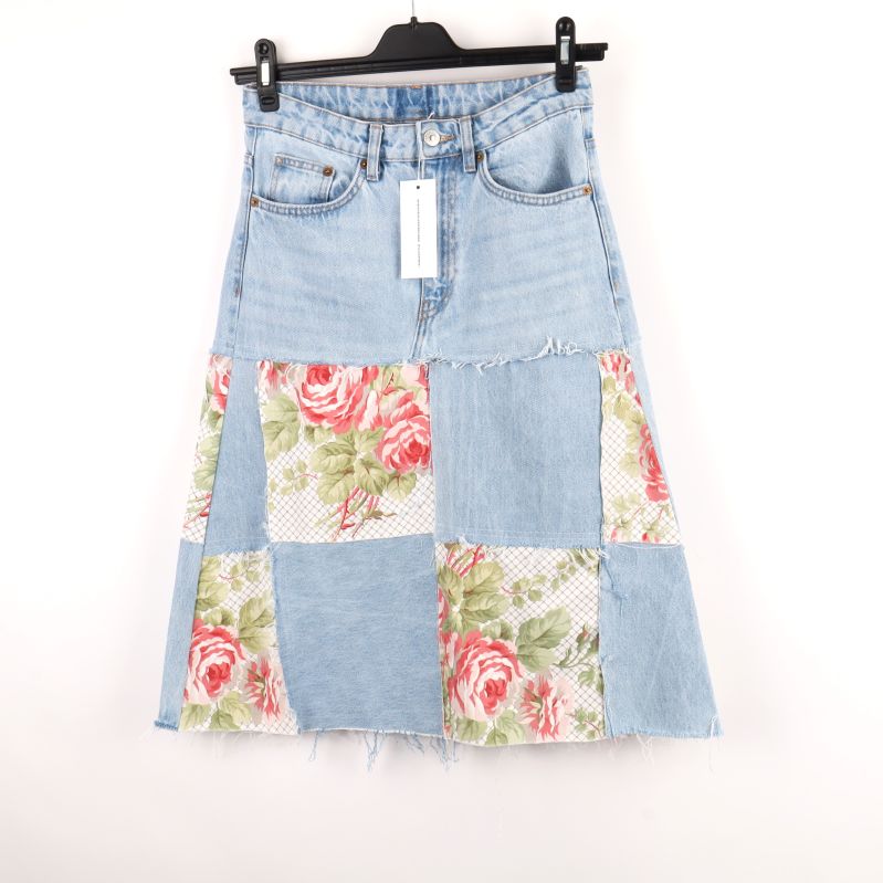 Jeanskjol med blommigt mönster framifrån