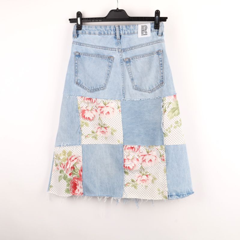Jeanskjol med blommigt mönster bakifrån