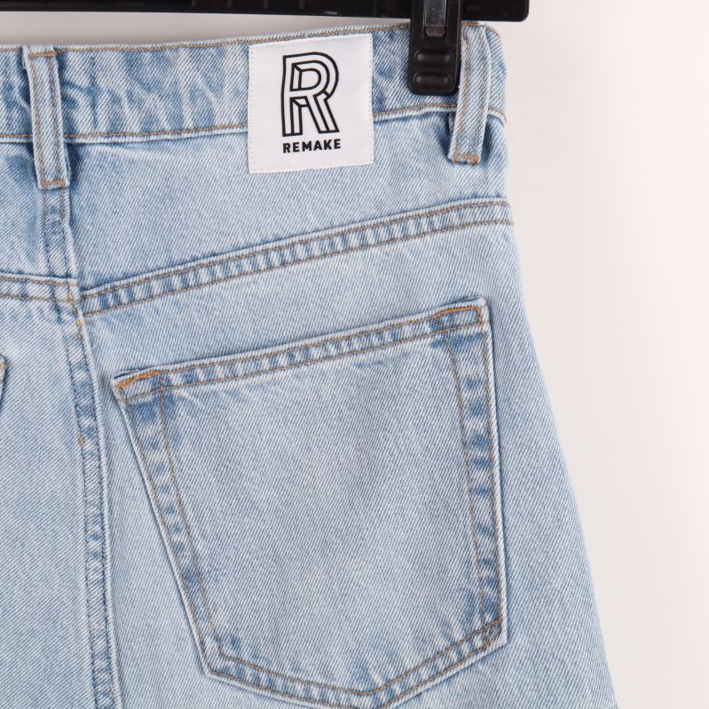 Baksida av jeanskjol med patchwork-stil