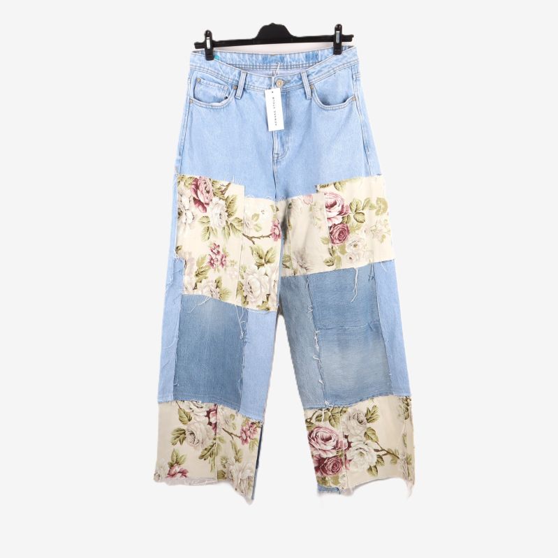 Framsida av jeans med blommig patchwork