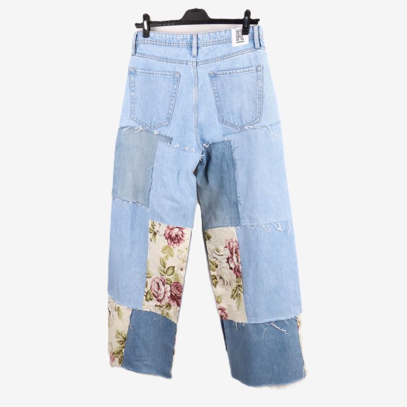 Baksida av jeans med blommig patchwork