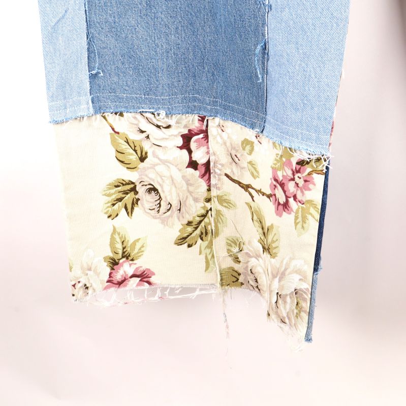 Närbild av blommigt tyg på jeans