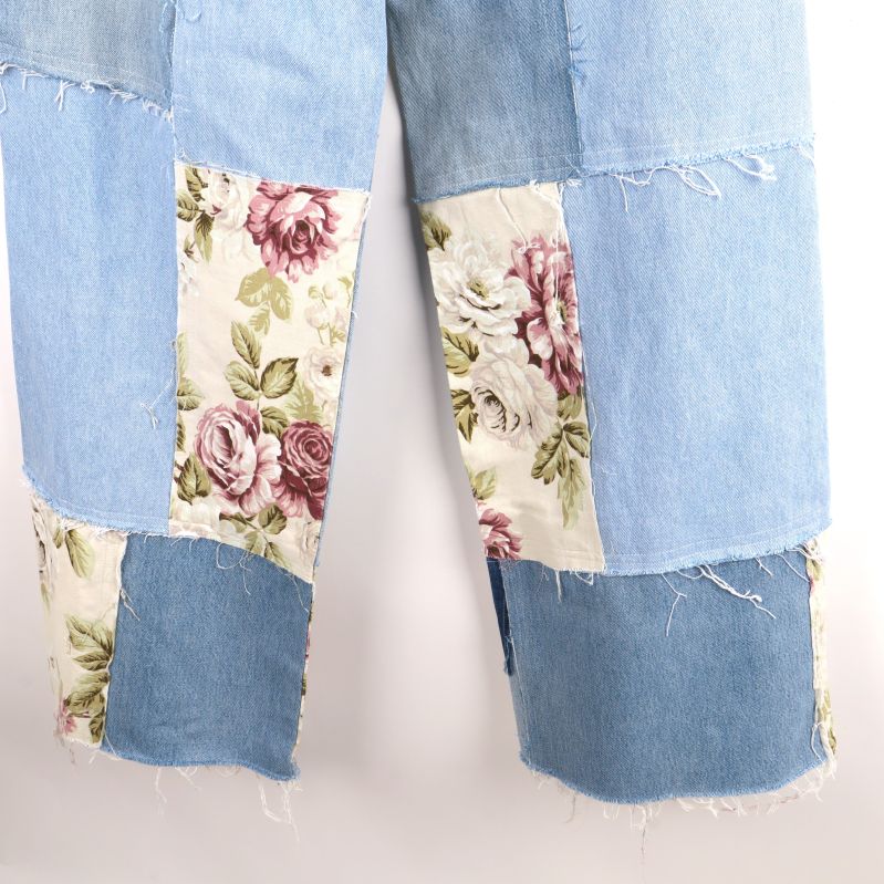 Jeans med blommig nederkant