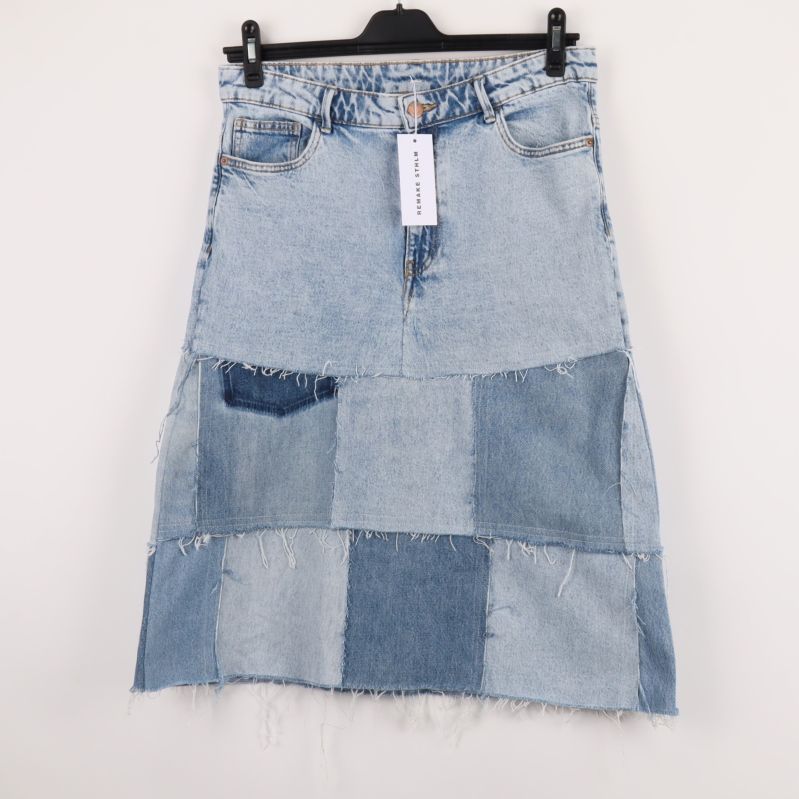 Framsida av jeanskjol med patchwork-design