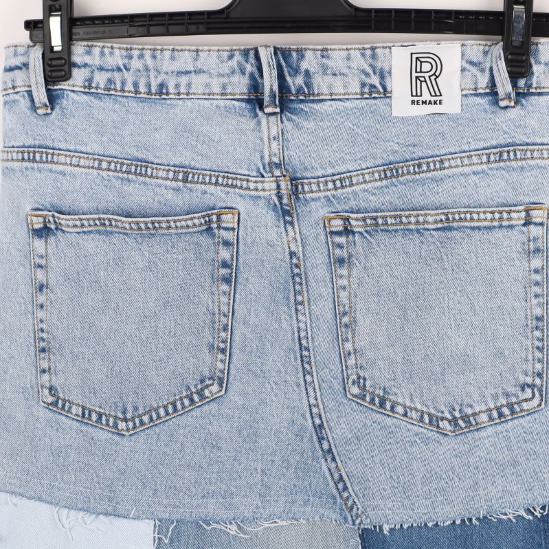 Baksida av jeanskjol med logotyp och fickor