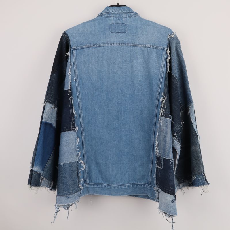 Jeansjacka med patchworkärmar bakifrån
