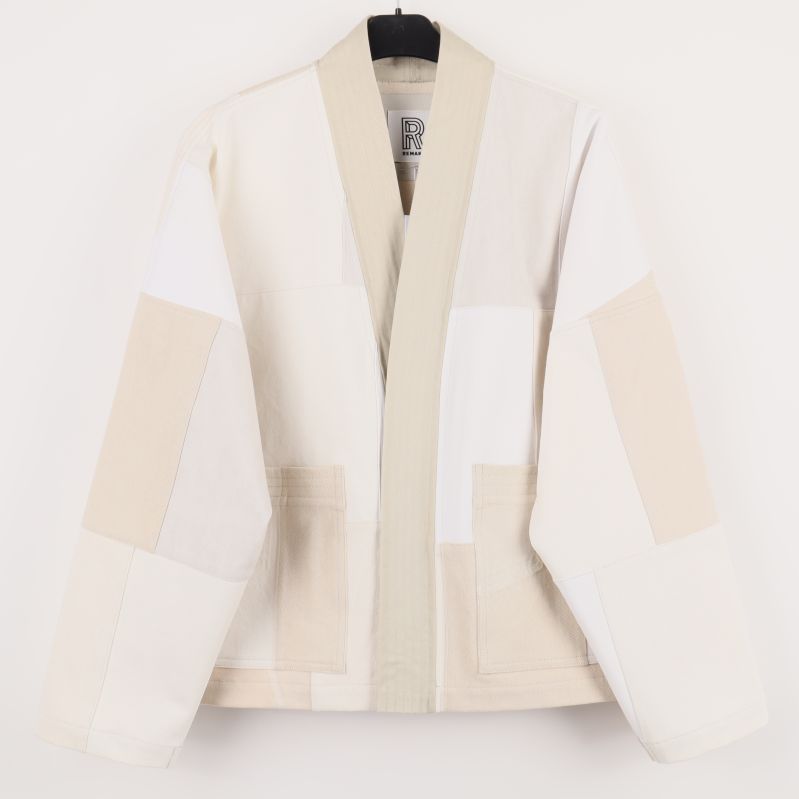 Framsidan av patchwork-jackan i ljusa toner