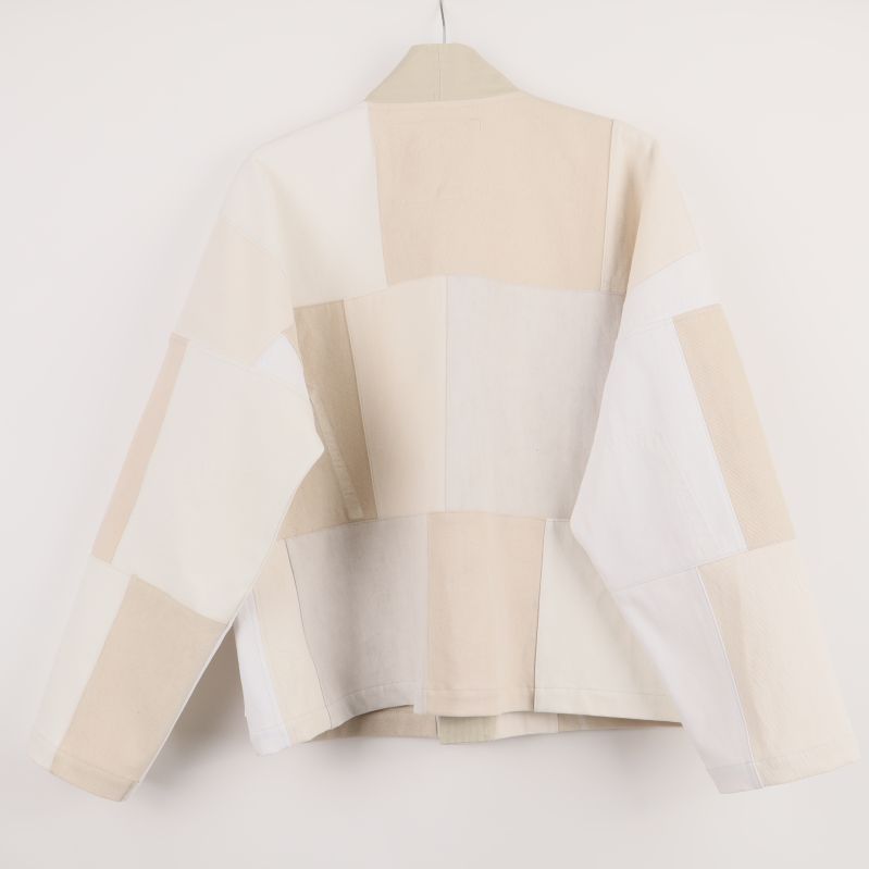Baksidan av patchwork-jackan i neutrala färger