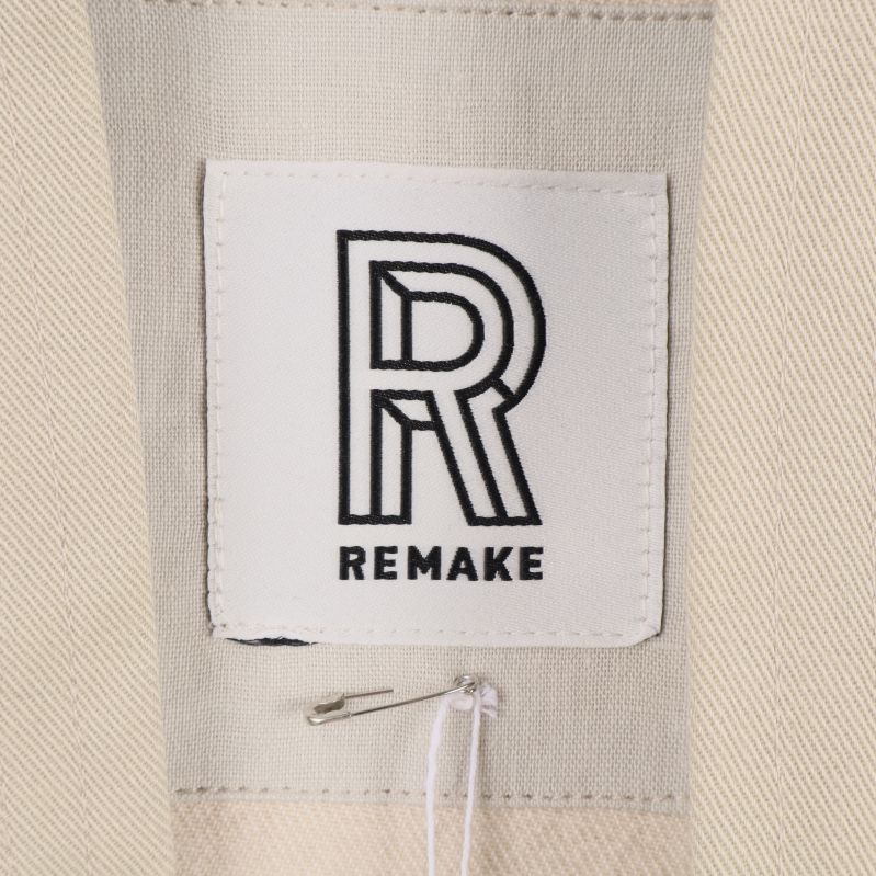Remake-logotyp på textil inne i jackan