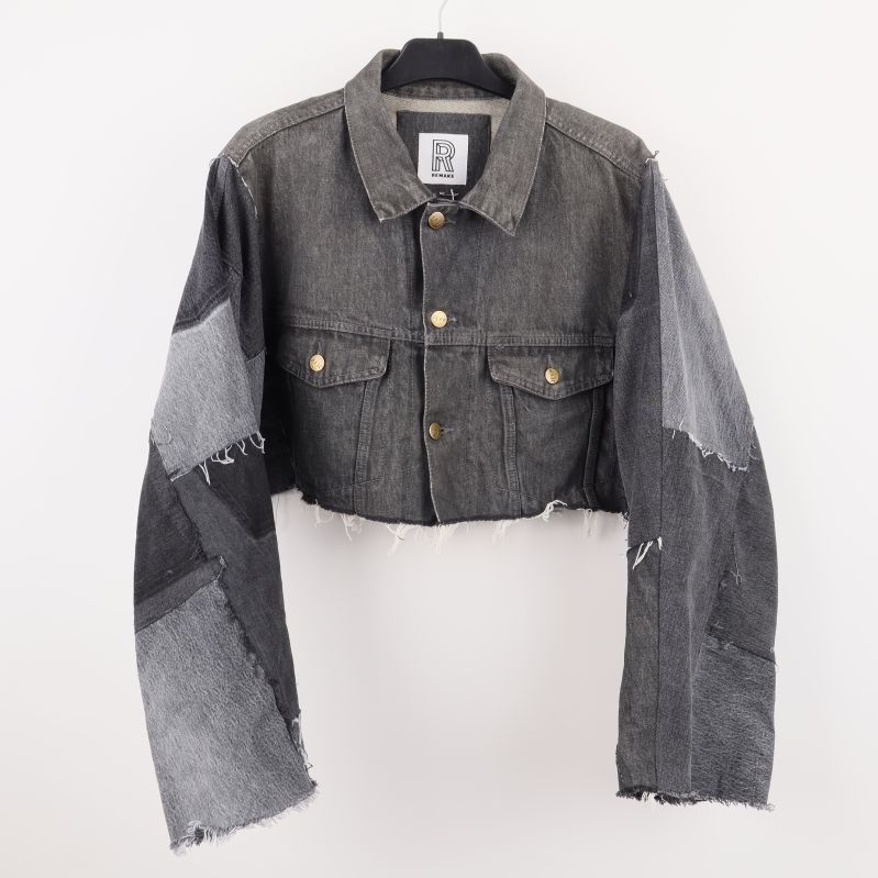 Kort denimjacka med grå patchar framifrån