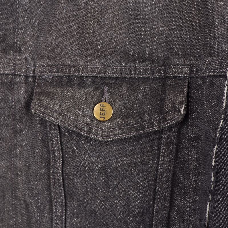 Ficka med knappdetalj på denimjackan