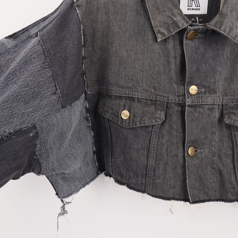 Framsidan av denimjackan med patchar och knappar