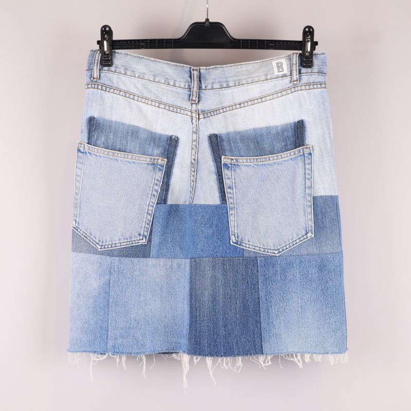 Baksida av jeanskjol med patchwork och fickor