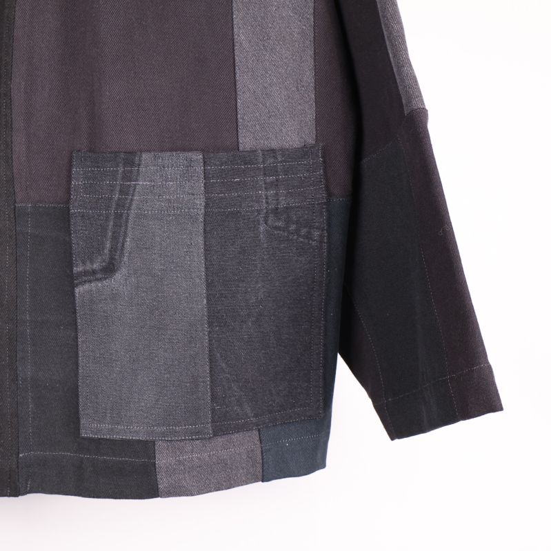 Närbild på kavajficka i denimtyg