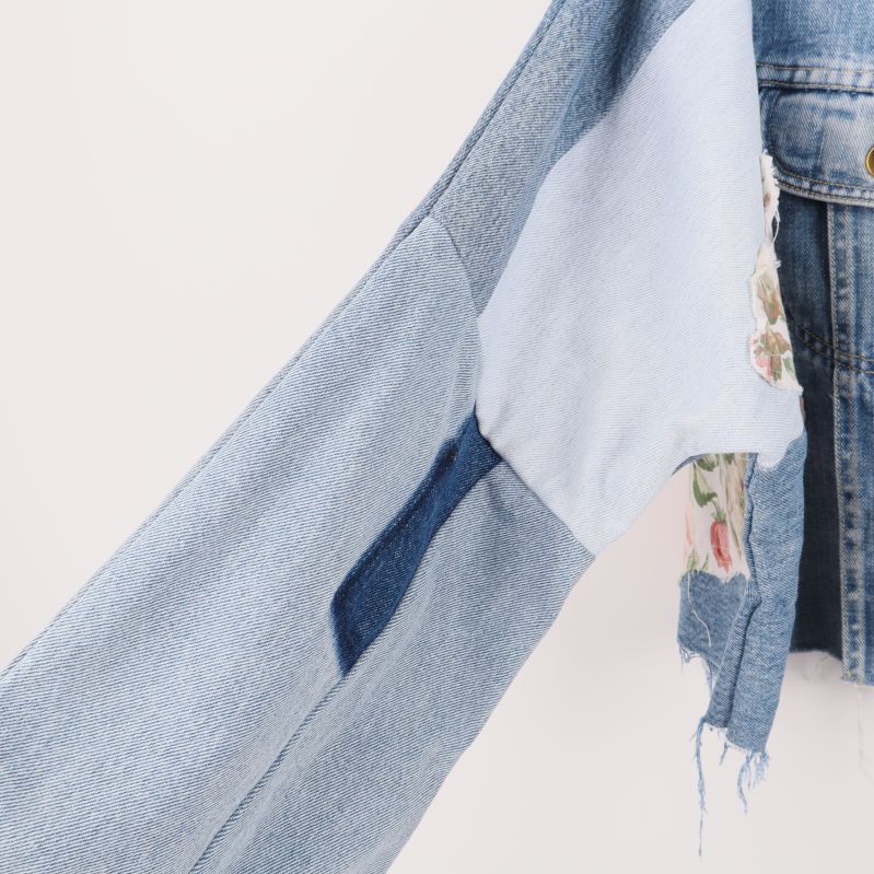 Patchworkdetaljer på jackans ärm