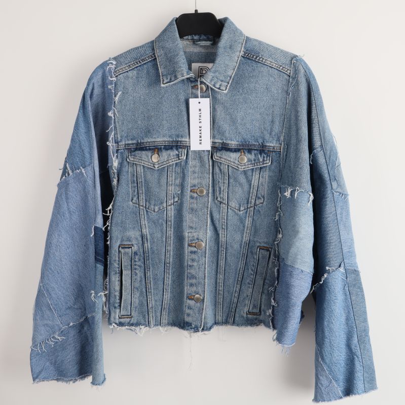Framsida av jeansjacka med patchwork