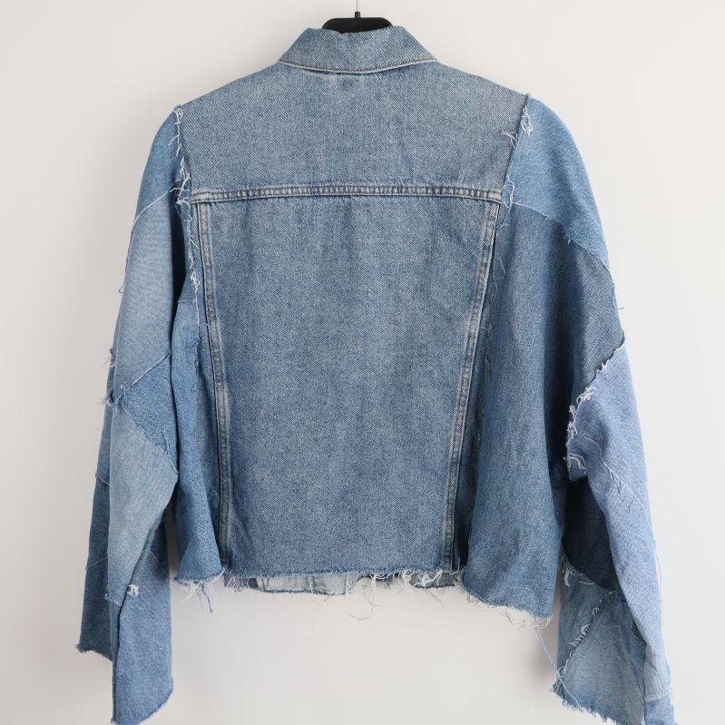 Baksida av jeansjacka med patchwork