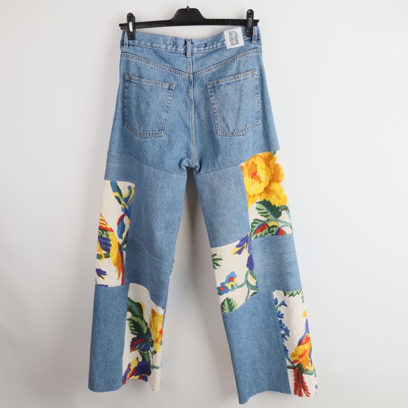 Baksida av jeans med blommiga patchar