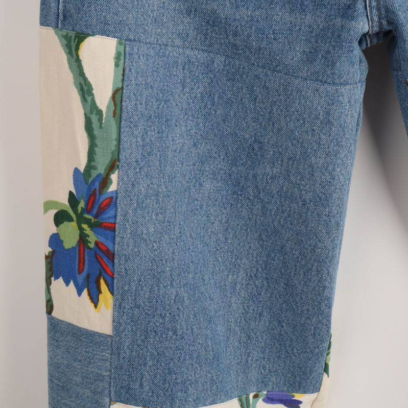 Jeans med blommönster på benet