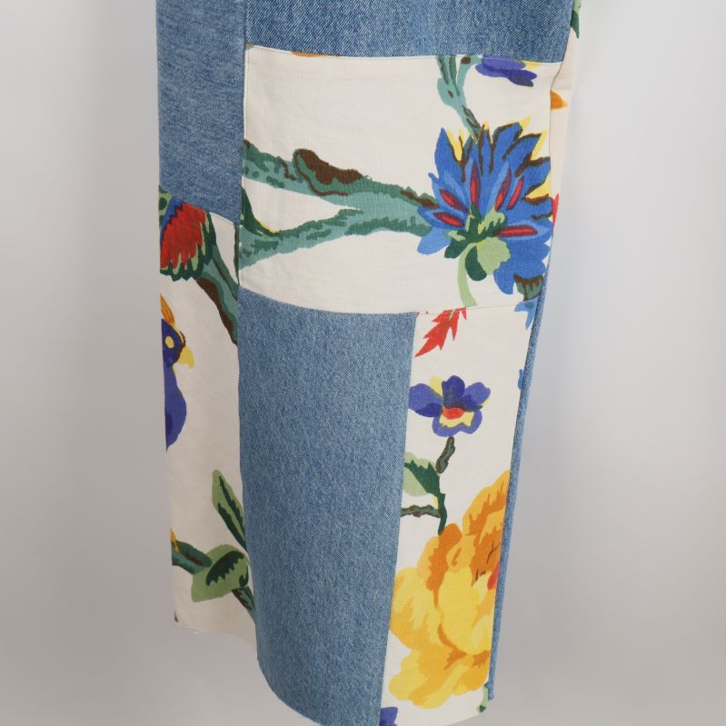 Blommiga och blå detaljer på jeans