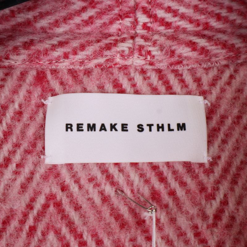 Närbild på varumärkesetikett REMAKE STHLM i nacken