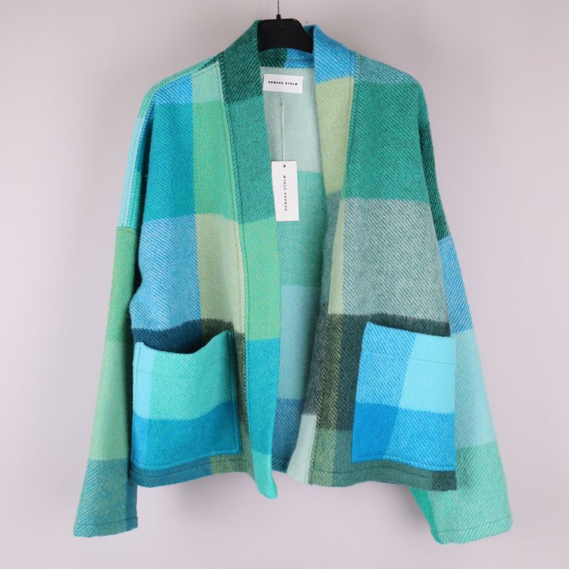 Filtjacka framifrån med synliga fickor och öppen front