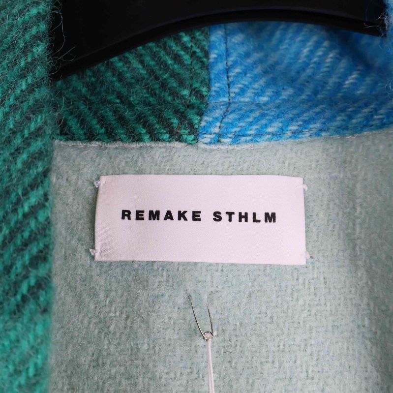 Närbild på Remake STHLM-etikett i filtjackan
