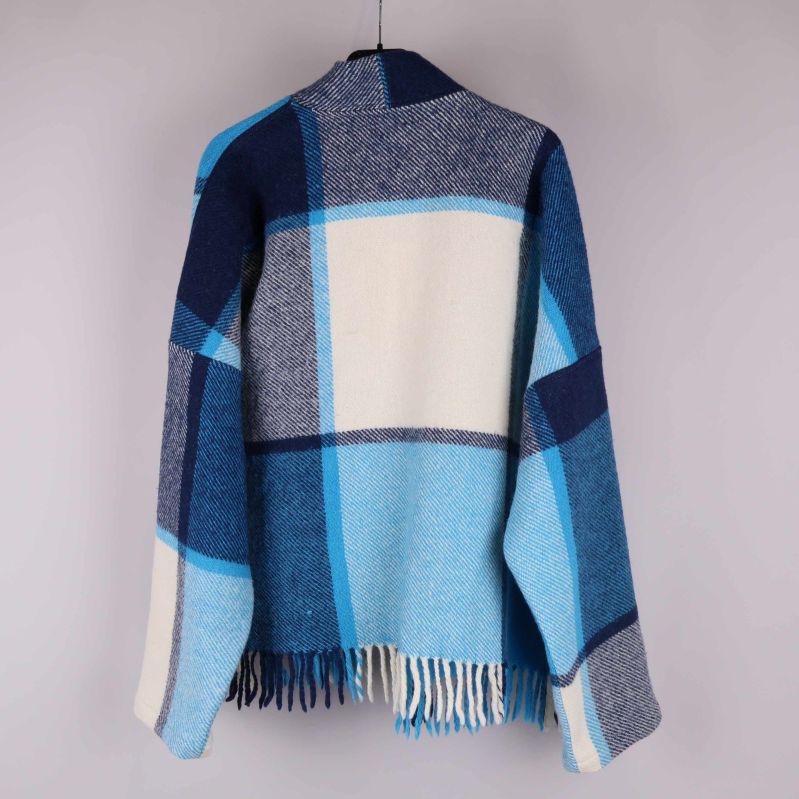 Filtjacka i blått och vitt på galge, bakifrån