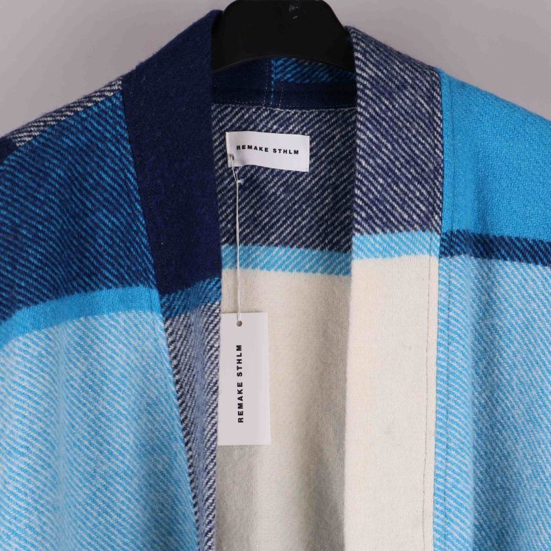 Närbild av filtjackans halsringning och etikett