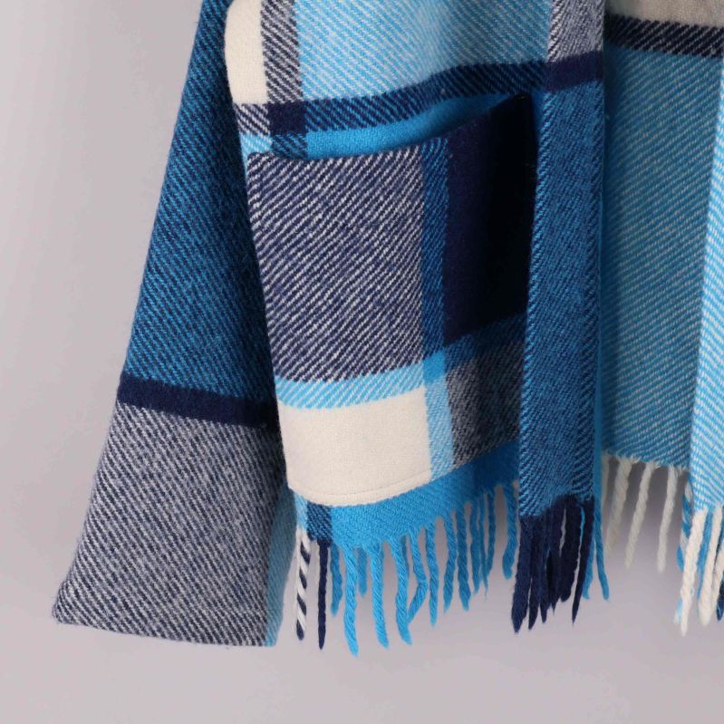 Närbild av ficka och fransar på filtjackans vänstra sida