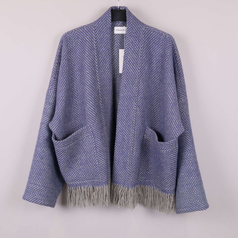 Framsidan av blå kimonojacka i ull med fickor och fransar