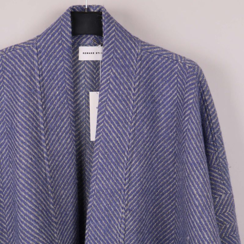 Närbild på kragen och axlarna av fiskbensmönstrad kimonojacka