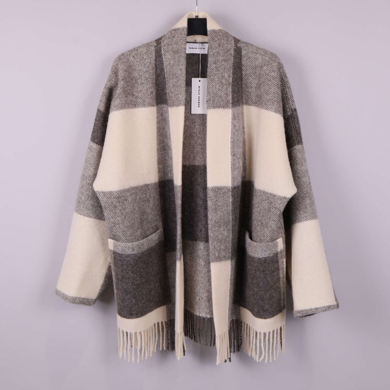 Filtjacka med breda ränder och fransar framifrån