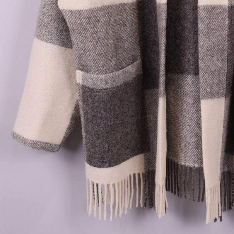 Fickor och fransdetaljer på jackans nederkant