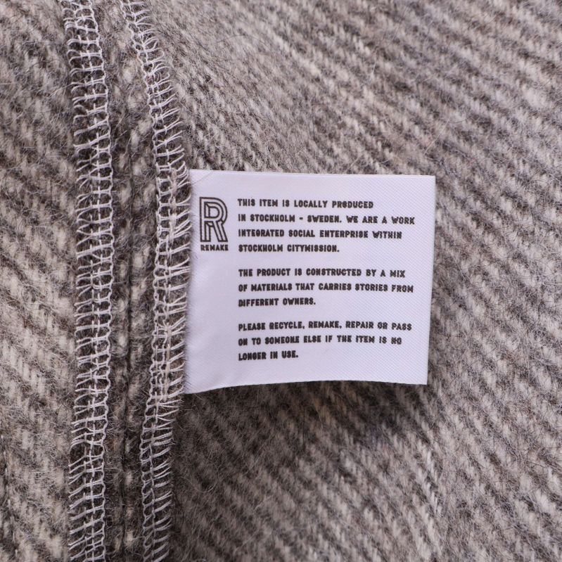 Insida av filtjacka med engelsk informationsetikett