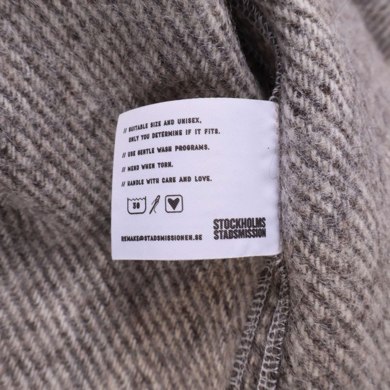 Svensk etikett med skötselråd i jackan