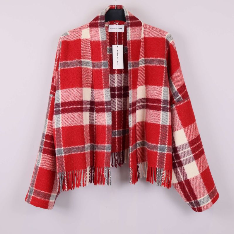 Röd rutig ulljacka upphängd framifrån