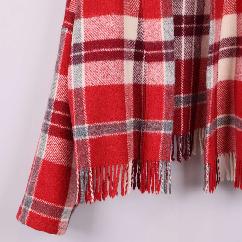 Detalj av jackans franskant och rutigt tyg