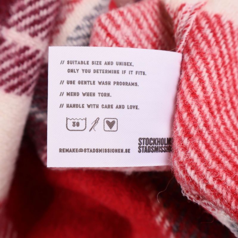 Tvättrådsetikett och kontaktinformation för jackan