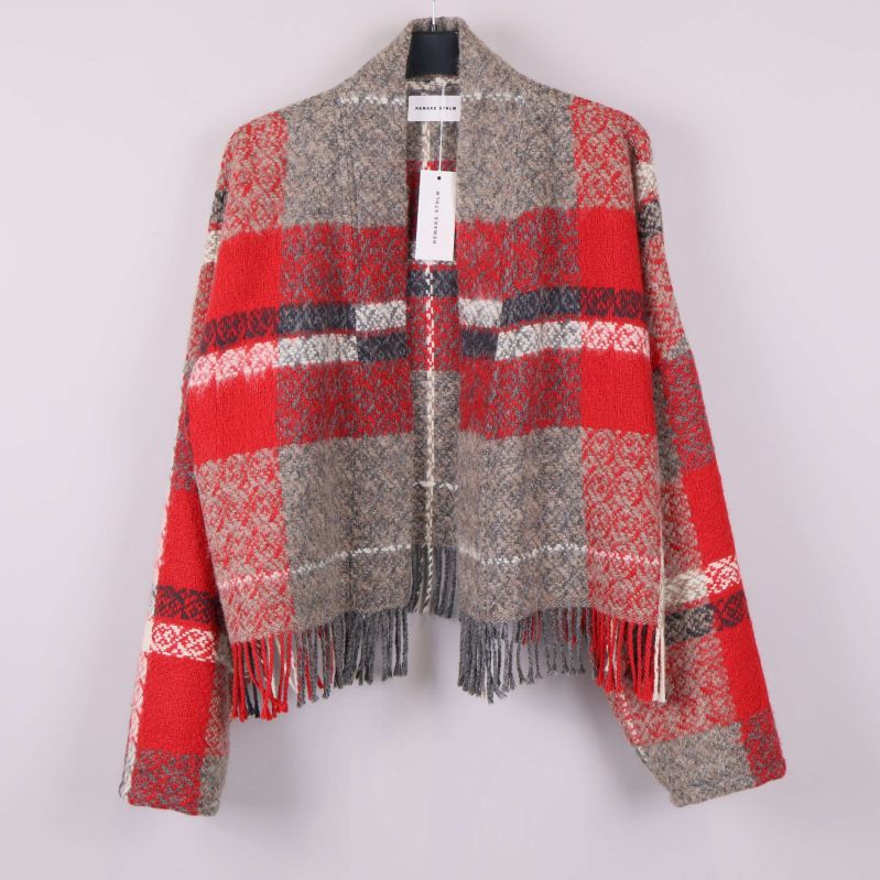 Framsidan av jacka i ull med rutigt mönster och fransar