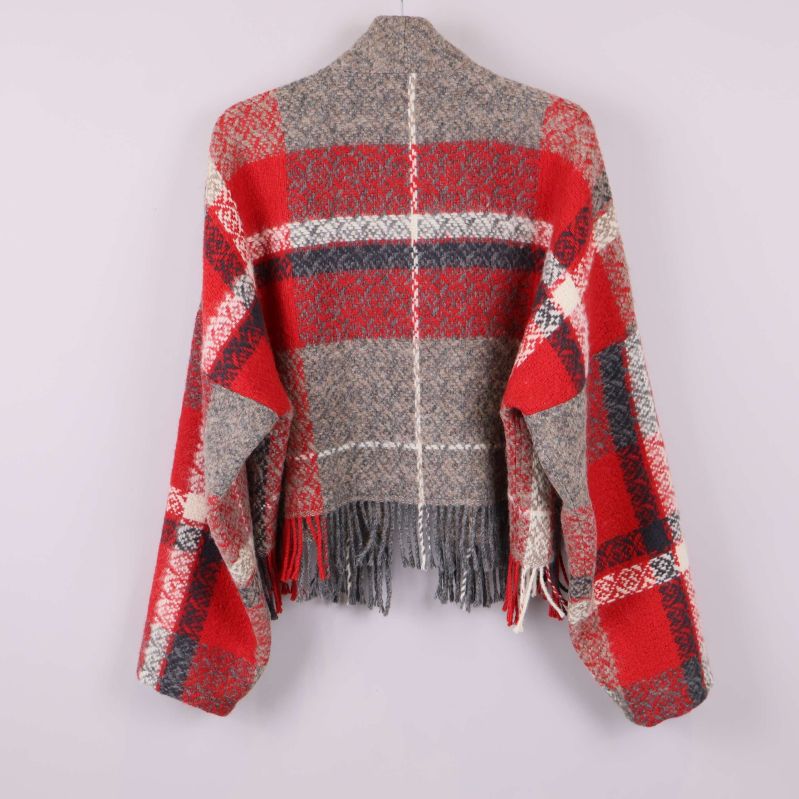 Baksidan av jacka i rött och grått rutigt tyg