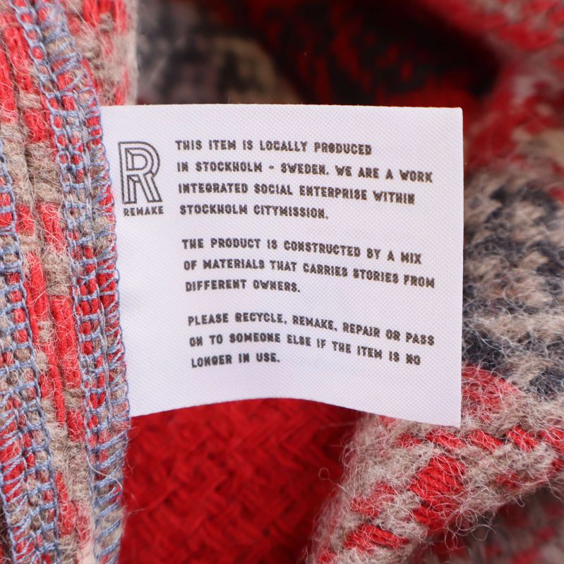 Etikett från Remake insydd i jackans foder