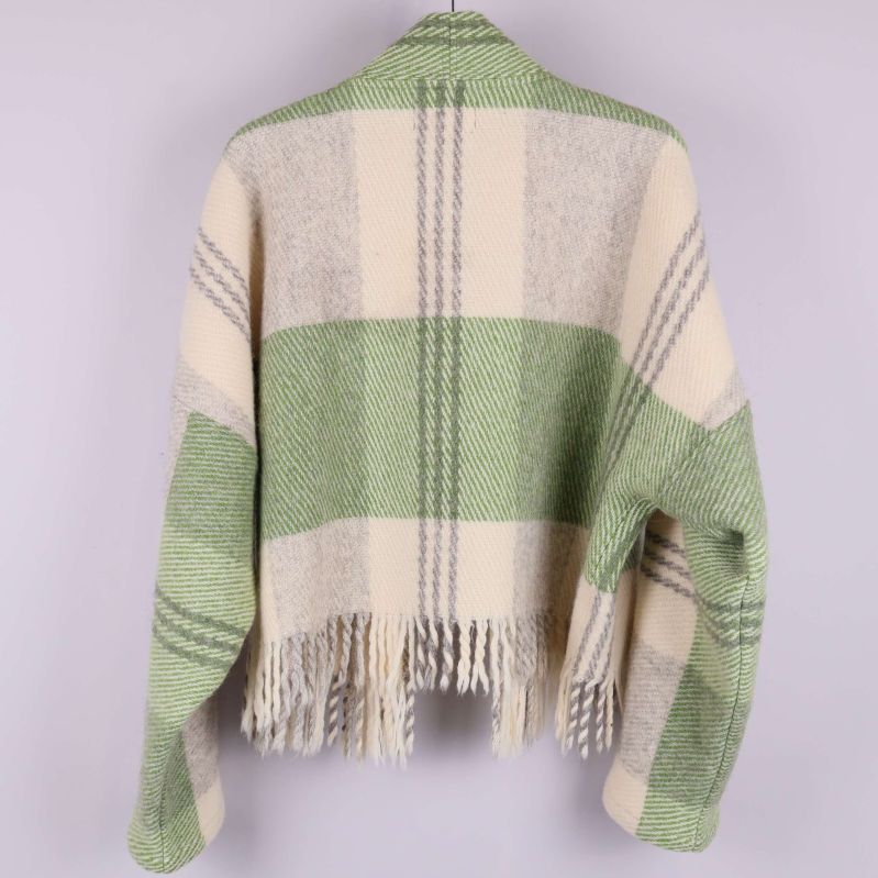 Baksidan av rutig stickad cardigan med fransar