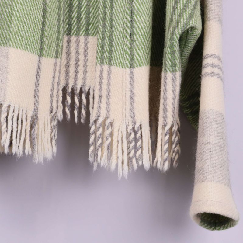 Närbild på fransad nederkant på cardigan