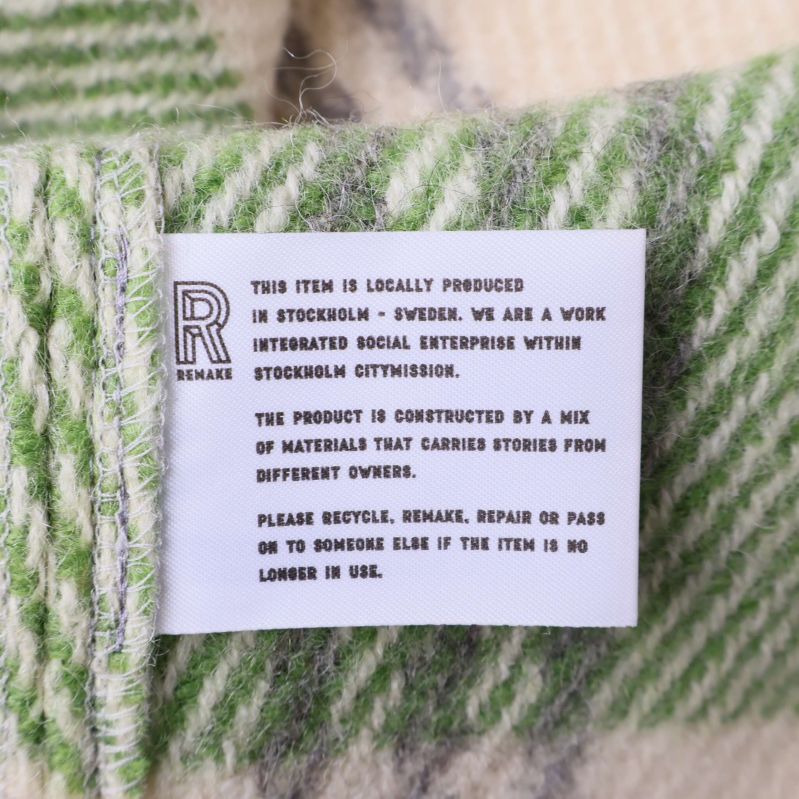 Materiallapp om lokal produktion insydd i cardigan