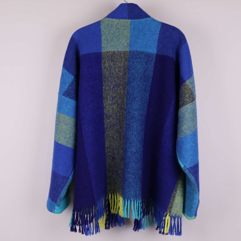 Baksidan av kofta med rejäla fransar och rutmönster