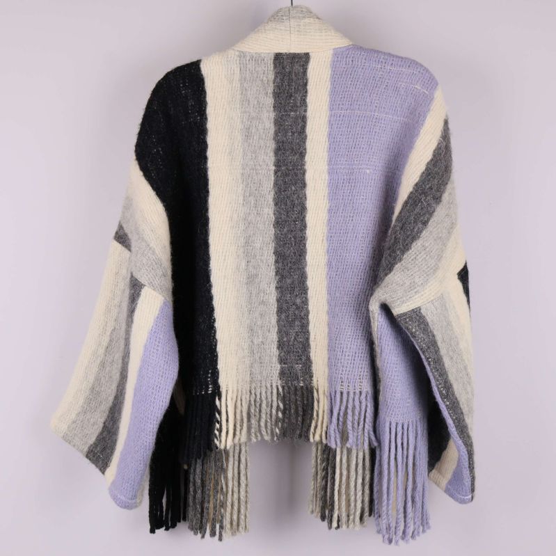 Baksidan av randig cardigan med fransad kant