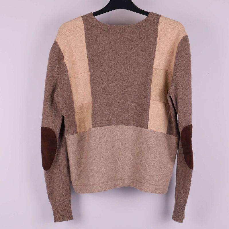 Baksida av kofta med kontrast på armbågarna